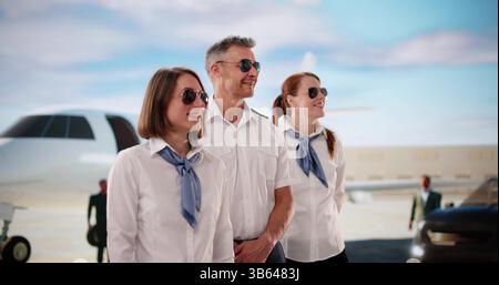 Bordbesatzung bereitet sich auf den Abflug im Privatjet am Flughafen vor. Flugbegleiter Stockfoto