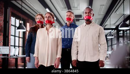 Business-Team Mit Schwarzem Kabelband In Office-Meeting Zum Schweigen Gebracht. Der Mann In Der Gruppe Hält Seinen Gehaltsscheck In Der Hand Stockfoto
