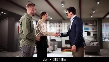 Die Begeisterte Familie Unterschreibt Papiere Für New House Mit Realtor Broker. Stockfoto