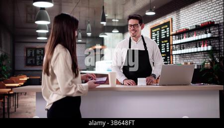 Smiling Cafe Worker Bedient Zufriedene Gäste Im Belebten Coffee Shop Stockfoto