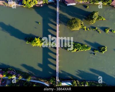 Die Brücke zwischen Don Det und Don Khon verbindet zwei der friedlichsten Inseln des Mekong im Herzen der 4000 Inseln Laos. Stockfoto