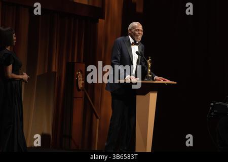 25. März 2022, Los Angeles, Kalifornien, USA: Alfre Woodard und der Jean Hersholt Humanitarian Award-Empfänger Danny Glover bei den Governors Awards 2022 im Ray Dolby Ballroom in Ovation Hollywood. (Kreditbild: © AMPAS/ZUMA Press Wire Service/ZUMAPRESS.com) Stockfoto