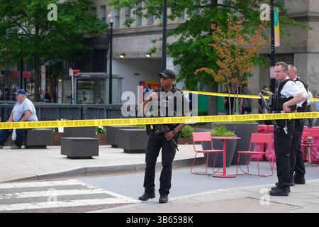 2. Mai 2025, Washington, District of Columbia, USA: Metropolitan Police, zusammen mit Offizieren der Washington Metropolitan Transit Authority und der US Secret Service Uniformed Division reagierten auf eine Schießerei im Dupont Circle. Die Polizei reagierte auf Berichte über einen bewaffneten Raub in einem Juweliergeschäft, als sie einen Verdächtigen trafen und verhafteten, der später mit nicht lebensbedrohlichen Verletzungen ins Krankenhaus gebracht wurde. Eine zweite Person wurde ebenfalls in Gewahrsam genommen. (Kreditbild: © Andrew Leyden/ZUMA Press Wire) NUR REDAKTIONELLE VERWENDUNG! Nicht für kommerzielle ZWECKE! Stockfoto