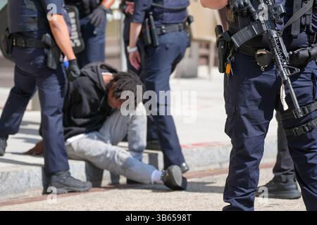 2. Mai 2025, Washington, District of Columbia, USA: Metropolitan Police, zusammen mit Offizieren der Washington Metropolitan Transit Authority und der US Secret Service Uniformed Division reagierten auf eine Schießerei im Dupont Circle. Die Polizei reagierte auf Berichte über einen bewaffneten Raub in einem Juweliergeschäft, als sie einen Verdächtigen trafen und verhafteten, der später mit nicht lebensbedrohlichen Verletzungen ins Krankenhaus gebracht wurde. Eine zweite Person wurde ebenfalls in Gewahrsam genommen. (Kreditbild: © Andrew Leyden/ZUMA Press Wire) NUR REDAKTIONELLE VERWENDUNG! Nicht für kommerzielle ZWECKE! Stockfoto