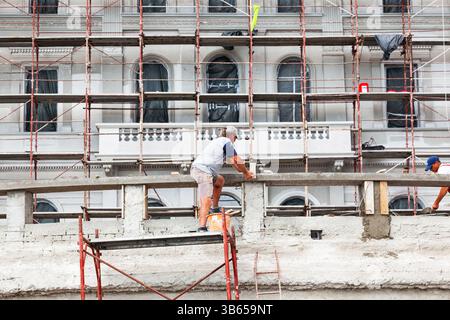 Rekonstruktion eines alten Gebäudes mit Gerüsten. Stockfoto