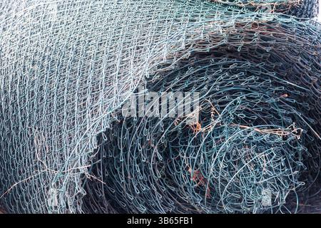 Stahlgitter für einen Zaun, zu einer Rolle gerollt, Nahaufnahme. Stockfoto