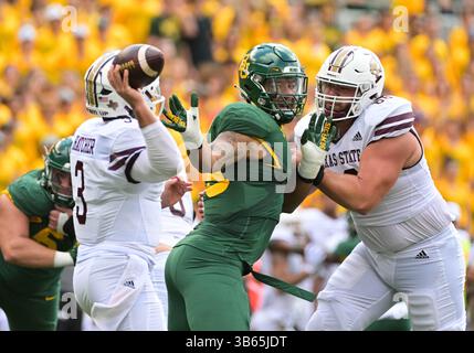 17. September 2022: Der Texas State Bobcats Offensive Lineman Russell Baker (66) blockiert den Defensive Lineman TJ Franklin (9), während der Texas State Bobcats Quarterback Layne Hatcher (3) in der 1. Hälfte des NCAA Football-Spiels zwischen den Texas State Bobcats und Baylor Bears im McLane Stadium in Waco, Texas, Texas, Texas, zurückfällt. Matthew Lynch/CSM (Foto: © Matthew Lynch/CSM via ZUMA Press Wire) Stockfoto