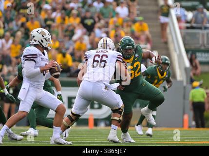 17. September 2022: Der Texas State Bobcats Offensive Lineman Russell Baker (66) blockiert die Baylor Bears Defensive Lineman Siaki IKA (62) während der 1. Hälfte des NCAA Football-Spiels zwischen den Texas State Bobcats und Baylor Bears im McLane Stadium in Waco, Texas. Matthew Lynch/CSM (Foto: © Matthew Lynch/CSM via ZUMA Press Wire) Stockfoto