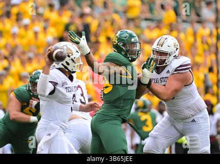 17. September 2022: Der Texas State Bobcats Offensive Lineman Russell Baker (66) blockiert den Defensive Lineman TJ Franklin (9), während der Texas State Bobcats Quarterback Layne Hatcher (3) in der 1. Hälfte des NCAA Football-Spiels zwischen den Texas State Bobcats und Baylor Bears im McLane Stadium in Waco, Texas, Texas, Texas, zurückfällt. Matthew Lynch/CSM (Foto: © Matthew Lynch/CSM via ZUMA Press Wire) Stockfoto