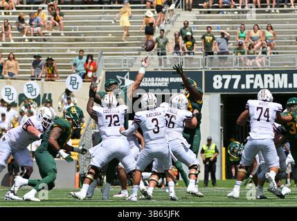 17. September 2022: Siaki IKA (62) blockiert einen Pass zwischen den Texas State Bobcats und Baylor Bears im McLane Stadium in Waco, Texas. Matthew Lynch/CSM (Foto: © Matthew Lynch/CSM via ZUMA Press Wire) Stockfoto
