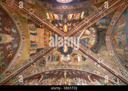 FLORENZ, ITALIEN - 17. MÄRZ 2025: Das mittelalterliche Fresko (Himmelfahrt, Auferstehung, Pfingsten...) In der Kirche Basilica di Santa Maria Novella Stockfoto