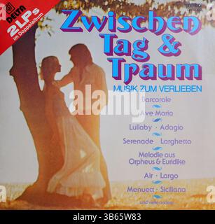Vintage-Vinyl-Cover, Between Day and Dream, Music to Fall in Love with, Orchester der Wiener Volksoper, das große Berliner Promenade Orchester, das Mozarteum Orchester Salzburg, das Wiener Promenade Orchester, die Dirigenten Walter lang und Josif Conta Stockfoto