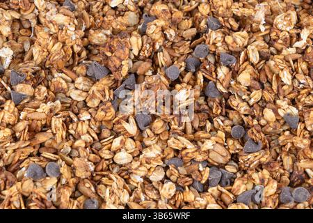 Hausgemachtes Granola aus Haferflocken mit verschiedenen Samen und Schokoladenchips. Gesunde Ernährung. Stockfoto