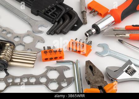 Verschiedene Handwerkzeuge einschließlich Schraubenschlüssel, Schraubendreher, Zangen, Sechskantschlüssel auf weißem Hintergrund. Stockfoto