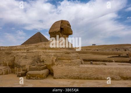 Die große Sphinx von Gizeh, Ägypten, vor der zweitgrößten Pyramide auf dem Plateau, der Pyramide von Khafre (Chephren-Pyramide) Stockfoto