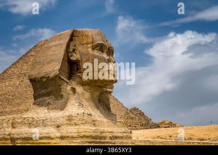 Die große Sphinx von Gizeh, Ägypten, vor der zweitgrößten Pyramide auf dem Plateau, der Pyramide von Khafre (Chephren-Pyramide) Stockfoto