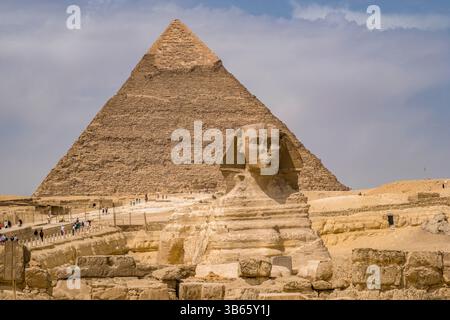 Die große Sphinx von Gizeh, Ägypten, vor der zweitgrößten Pyramide auf dem Plateau, der Pyramide von Khafre (Chephren-Pyramide) Stockfoto