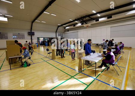 Die Wähler melden sich am Wahltag während der australischen Bundestagswahl bei den Mitarbeitern der Australian Electoral Commission (AEC) in einem Wahlzentrum an. Am Wahltag des 3. Mai 2025 gaben die Wähler der Division of Hotham ihre Stimmzettel an Wahllokalen ab, darunter am Killester College in Springvale. Der Sitz des Labour-Abgeordneten Clare O'Neil seit 2013 wird von dem liberalen Kandidaten Harmick Singh Matharu, dem Grünen-Kandidaten Martin Barry und anderen umstritten. Zu den zentralen Themen der Wähler zählen der Druck auf die Lebenshaltungskosten, die Erschwinglichkeit des Wohnraums und die Entwicklung der Infrastruktur. Hotham umfasst ein vielfältiges, multikulturelles po Stockfoto