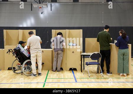 Die Wähler markieren ihre Stimmzettel am Wahltag während der australischen Bundestagswahl in privaten Sitzungskabinen. Am Wahltag des 3. Mai 2025 gaben die Wähler der Division of Hotham ihre Stimmzettel an Wahllokalen ab, darunter am Killester College in Springvale. Der Sitz des Labour-Abgeordneten Clare O'Neil seit 2013 wird von dem liberalen Kandidaten Harmick Singh Matharu, dem Grünen-Kandidaten Martin Barry und anderen umstritten. Zu den zentralen Themen der Wähler zählen der Druck auf die Lebenshaltungskosten, die Erschwinglichkeit des Wohnraums und die Entwicklung der Infrastruktur. Hotham umfasst eine vielfältige, multikulturelle Bevölkerung im Südosten und im Elk Stockfoto