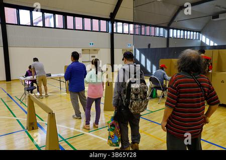 Die Wähler stellen sich in der Nähe, um sich zu registrieren, bevor sie ihre Stimmzettel am Australian Election Day am Killester College in Springvale abgeben. Am Wahltag des 3. Mai 2025 gaben die Wähler der Division of Hotham ihre Stimmzettel an Wahllokalen ab, darunter am Killester College in Springvale. Der Sitz des Labour-Abgeordneten Clare O'Neil seit 2013 wird von dem liberalen Kandidaten Harmick Singh Matharu, dem Grünen-Kandidaten Martin Barry und anderen umstritten. Zu den zentralen Themen der Wähler zählen der Druck auf die Lebenshaltungskosten, die Erschwinglichkeit des Wohnraums und die Entwicklung der Infrastruktur. Hotham umfasst eine vielfältige, multikulturelle Bevölkerung in Stockfoto
