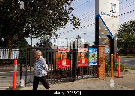 Wahlkampfplakate und -Schilder sind vor einem Wahlzentrum am Wahltag während der australischen Bundestagswahl zu sehen. Am Wahltag des 3. Mai 2025 gaben die Wähler der Division of Hotham ihre Stimmzettel an Wahllokalen ab, darunter am Killester College in Springvale. Der Sitz des Labour-Abgeordneten Clare O'Neil seit 2013 wird von dem liberalen Kandidaten Harmick Singh Matharu, dem Grünen-Kandidaten Martin Barry und anderen umstritten. Zu den zentralen Themen der Wähler zählen der Druck auf die Lebenshaltungskosten, die Erschwinglichkeit des Wohnraums und die Entwicklung der Infrastruktur. Hotham umfasst eine vielfältige, multikulturelle Bevölkerung im Südosten von an Stockfoto