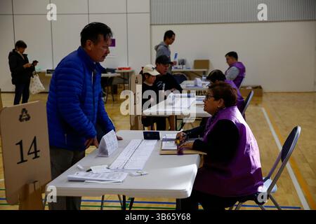 Die Wähler melden sich am Wahltag während der australischen Bundestagswahl bei den Mitarbeitern der Australian Electoral Commission (AEC) in einem Wahlzentrum an. Am Wahltag des 3. Mai 2025 gaben die Wähler der Division of Hotham ihre Stimmzettel an Wahllokalen ab, darunter am Killester College in Springvale. Der Sitz des Labour-Abgeordneten Clare O'Neil seit 2013 wird von dem liberalen Kandidaten Harmick Singh Matharu, dem Grünen-Kandidaten Martin Barry und anderen umstritten. Zu den zentralen Themen der Wähler zählen der Druck auf die Lebenshaltungskosten, die Erschwinglichkeit des Wohnraums und die Entwicklung der Infrastruktur. Hotham umfasst ein vielfältiges, multikulturelles po Stockfoto