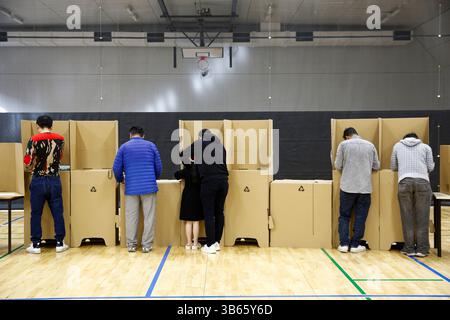 Die Wähler markieren ihre Stimmzettel am Wahltag während der australischen Bundestagswahl in privaten Sitzungskabinen. Am Wahltag des 3. Mai 2025 gaben die Wähler der Division of Hotham ihre Stimmzettel an Wahllokalen ab, darunter am Killester College in Springvale. Der Sitz des Labour-Abgeordneten Clare O'Neil seit 2013 wird von dem liberalen Kandidaten Harmick Singh Matharu, dem Grünen-Kandidaten Martin Barry und anderen umstritten. Zu den zentralen Themen der Wähler zählen der Druck auf die Lebenshaltungskosten, die Erschwinglichkeit des Wohnraums und die Entwicklung der Infrastruktur. Hotham umfasst eine vielfältige, multikulturelle Bevölkerung im Südosten und im Elk Stockfoto