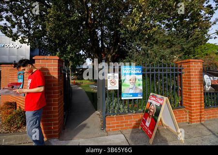 Wahlkampfplakate und -Schilder sind vor einem Wahlzentrum am Wahltag während der australischen Bundestagswahl zu sehen. Am Wahltag des 3. Mai 2025 gaben die Wähler der Division of Hotham ihre Stimmzettel an Wahllokalen ab, darunter am Killester College in Springvale. Der Sitz des Labour-Abgeordneten Clare O'Neil seit 2013 wird von dem liberalen Kandidaten Harmick Singh Matharu, dem Grünen-Kandidaten Martin Barry und anderen umstritten. Zu den zentralen Themen der Wähler zählen der Druck auf die Lebenshaltungskosten, die Erschwinglichkeit des Wohnraums und die Entwicklung der Infrastruktur. Hotham umfasst eine vielfältige, multikulturelle Bevölkerung im Südosten von an Stockfoto