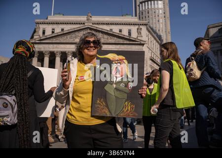 Manhattan, Usa. Mai 2025. Ein Demonstrant hält ein Schild, das Donald Trump in einer grünen Uniform der deutschen Nazi-Partei aus dem 2. Weltkrieg während einer Maikundgebung am Foley Square in New York City zeigt. Hunderte von Aktivisten und Gemeindemitgliedern versammelten sich, um den Maitag, auch bekannt als International Workers Day, anzuerkennen, der für Arbeiterrechte und die Abschaffung DES EISES am Foley Square in New York City aufrief. Quelle: SOPA Images Limited/Alamy Live News Stockfoto