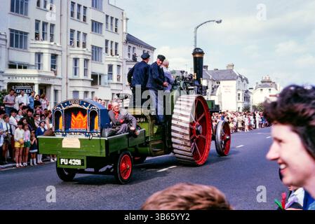 Clacton Carnival 1965. Dampflokomotive PU4391 Ransomes Sims & Jefferies General Purpose Engine 35247, genannt Old Faithful, zieht einen Anhänger mit einem Modell einer Gavioli Fairground-Orgel, vorbei am Worcester Court auf der Marine Parade West, Clacton on Sea, Essex, Großbritannien. In Richtung Waverley Hall Hotel, heute Sitz eines Premier Inn Stockfoto