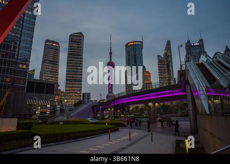 Shanghai, China - 1. April 2025: Abendlicher Blick auf den Oriental Pearl Tower und die Pudong Wolkenkratzer in Shanghai. Brückenlichter und Stadtlicht sorgen für lebendige Ur Stockfoto