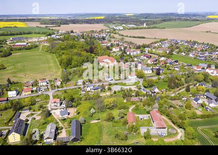 Blick auf das Dorf mit Schloss und Kirche von oben, Reichstaedt, Dippoldiswalde, Erzgebirge, Sachsen, Deutschland, Europa Stockfoto