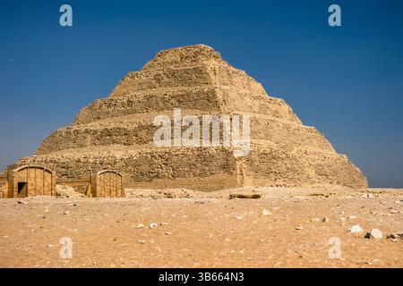 In der Nähe von Memphis, Ägypten, befindet sich wahrscheinlich das erste monumentale Steinbauwerk der Welt. Es wurde von Imhotep entworfen und ist 200 Meter hoch Stockfoto