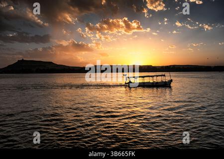 Altes Boot auf dem Nil bei Sonnenuntergang, Assuan, Ägypten Stockfoto