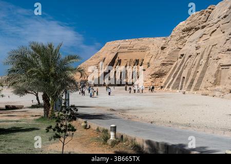 Der große Tempel des Pharao Ramesses II. (Links) und der kleine Tempel von Hathor und Nefertari in Abu Simbel, Ägypten Stockfoto