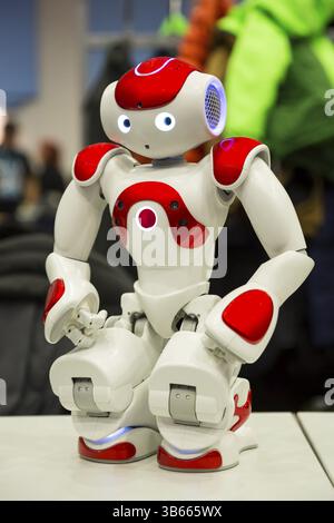 Programmierbarer Roboter für den Bildungsbereich. Elektronischer weißer und roter Roboter, der die Befehle des Benutzers ausführen kann. Künstliche Intelligenz auf niedrigem Niveau Stockfoto