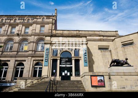 Leeds England: 3. Juni 2024: Die Leeds Art Gallery verfügt über eine atemberaubende Fassade mit großen Fenstern und einem markanten Eingang Stockfoto