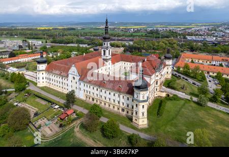 Luftaufnahme des Klosters Hradisko (Klaster Hradisko) in Olomouc, Tschechien Stockfoto