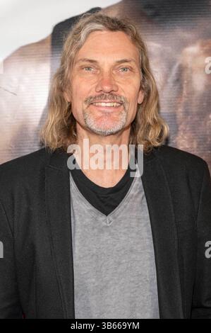Yan Birch bei der Weltpremiere des Kinofilms „Finding Nicole“ im Laemmle Town Center 5. Los Angeles, 01.05.2025 Stockfoto
