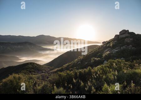 Morgennebel aus den Hügeln über der Porter Ranch in Los Angeles, Kalifornien. Stockfoto