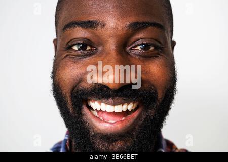 Nahaufnahme Porträt eines glücklichen und fröhlichen Schwarzen. Der Erwachsene Mann lacht. Stockfoto