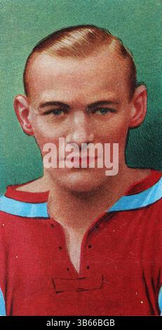 John 'Jackie' Morton (* 1914) war ein englischer Stürmer, der von 1931 bis 1939 für West Ham United spielte und bei 275 Einsätzen 57 Tore erzielte. Bekannt für sein Können und seine Vielseitigkeit, gewann er 1937 ein englisches Länderspiel und erzielte 5-4 einen Treffer gegen die Tschechoslowakei. Morton war in den 1930er Jahren ein wichtiger Akteur für West Ham und arbeitete später in der Stahlindustrie, nachdem er in den Ruhestand getreten war. Das ist aus einem Satz von 50 Karten, die 1936 vom Tabakriesen W.D. und H.O. Wills ausgestellt wurden. Das Set hieß Association Footballers, 1935–6. Stockfoto