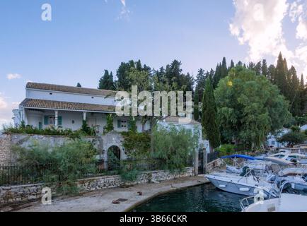 September 2024 - Korfu, Griechenland - schöner kleiner Hafen in Kouloura, Korfu, Griechenland Stockfoto