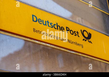 Nürnberg, Deutschland, 2. März 025 Nahaufnahme eines Schildes der Deutschen Post mit gelbem Hintergrund, blauem Text und Firmenlogo. Der Text „Betri Stockfoto