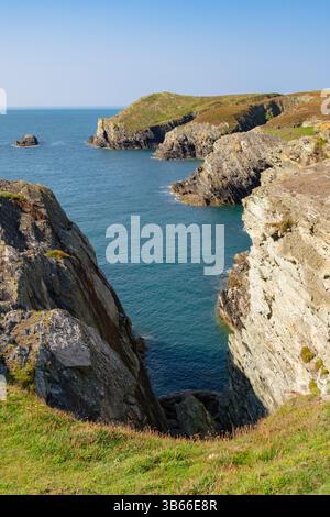 Felsige Küste von Penrhos Feilw Common (The Range) an der irischen Küste. Holyhead, Holy Island, Isle of Anglesey, Nordwales, Vereinigtes Königreich, Großbritannien Stockfoto