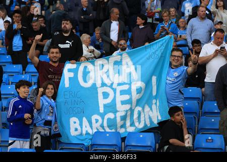 Etihad Stadium, Manchester, Großbritannien. Mai 2025. Premier League Football, Manchester City gegen Wolverhampton Wanderers; Manchester City Fans halten vor dem Start ein Banner hoch. Credit: Action Plus Sports/Alamy Live News Stockfoto