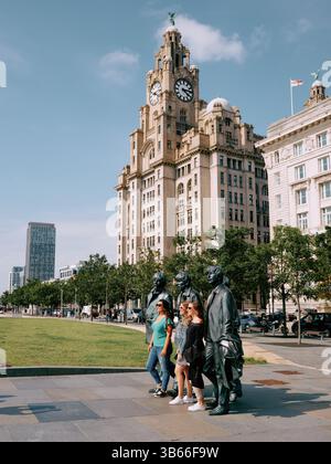 Royal Liver Building und die beliebte Beatles-Statue mit Touristen an der regenerierten Uferpromenade, Pier Head, Liverpool England, Großbritannien Stockfoto