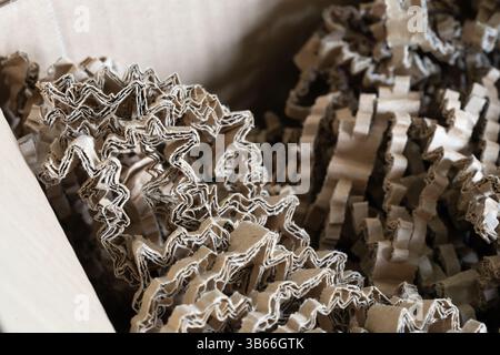 Nachhaltige, kunststofffreie, recycelte Spezialkartonverpackung in einer Amazon-Verpackung, Großbritannien. Konzept: Nachhaltigkeit, recycelbares, recyceltes Papier Stockfoto