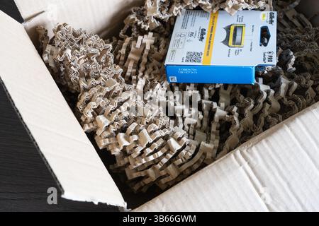 Nachhaltige, kunststofffreie, recycelte Spezialkartonverpackung in einer Amazon-Verpackung, Großbritannien. Konzept: Nachhaltigkeit, recycelbares, recyceltes Papier Stockfoto