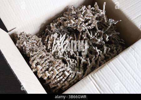 Nachhaltige, kunststofffreie, recycelte Spezialkartonverpackung in einer Amazon-Verpackung, Großbritannien. Konzept: Nachhaltigkeit, recycelbares, recyceltes Papier Stockfoto